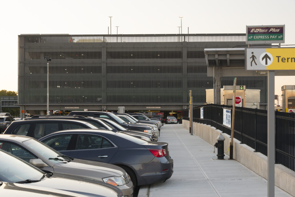 16_1334_01_LaGuardia_Airport_N3_medium
